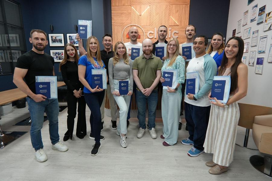 Выпускники курса с дипломами
