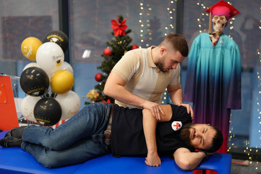 Преподаватель демонстрирует технику на практике